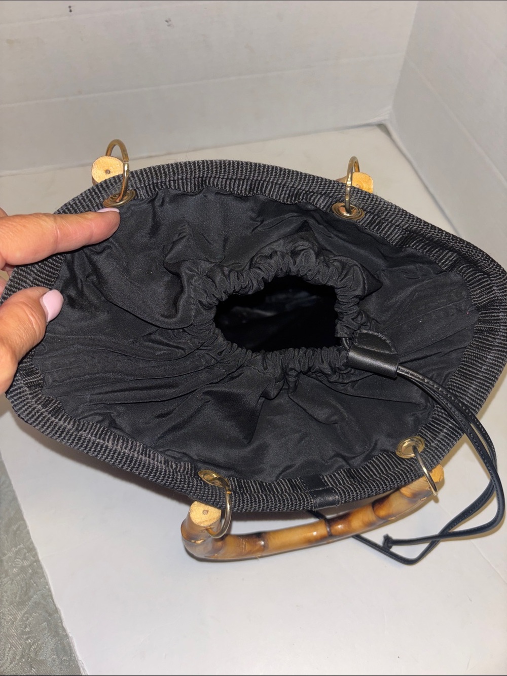 BLACK WOVEN TOTE BAMBOO STYLE HANDLES BRASS HARDWARE BLACK DRAWSTRING CLOSURE - Picture 4 of 11